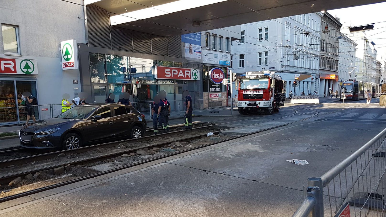 Weil ein Wagen scheinbar die Straßenbahnschienen übersah, blieb er stecken.
