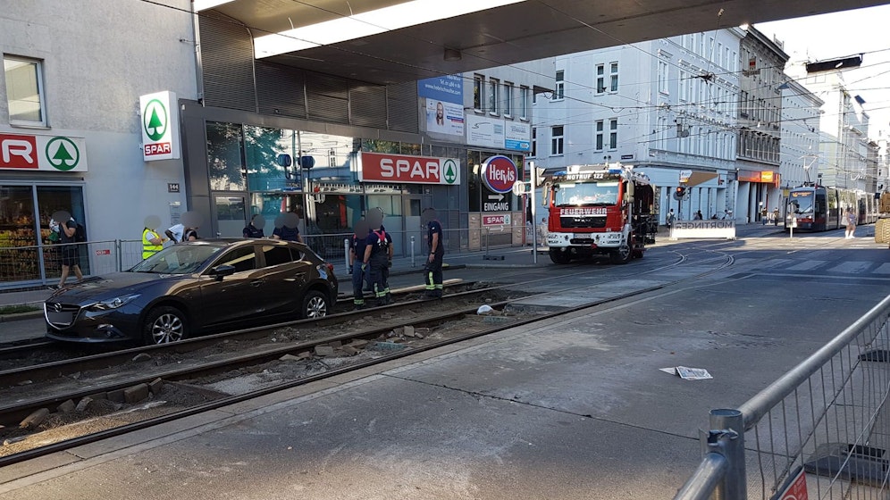 Weil ein Wagen scheinbar die Straßenbahnschienen übersah, blieb er stecken.
