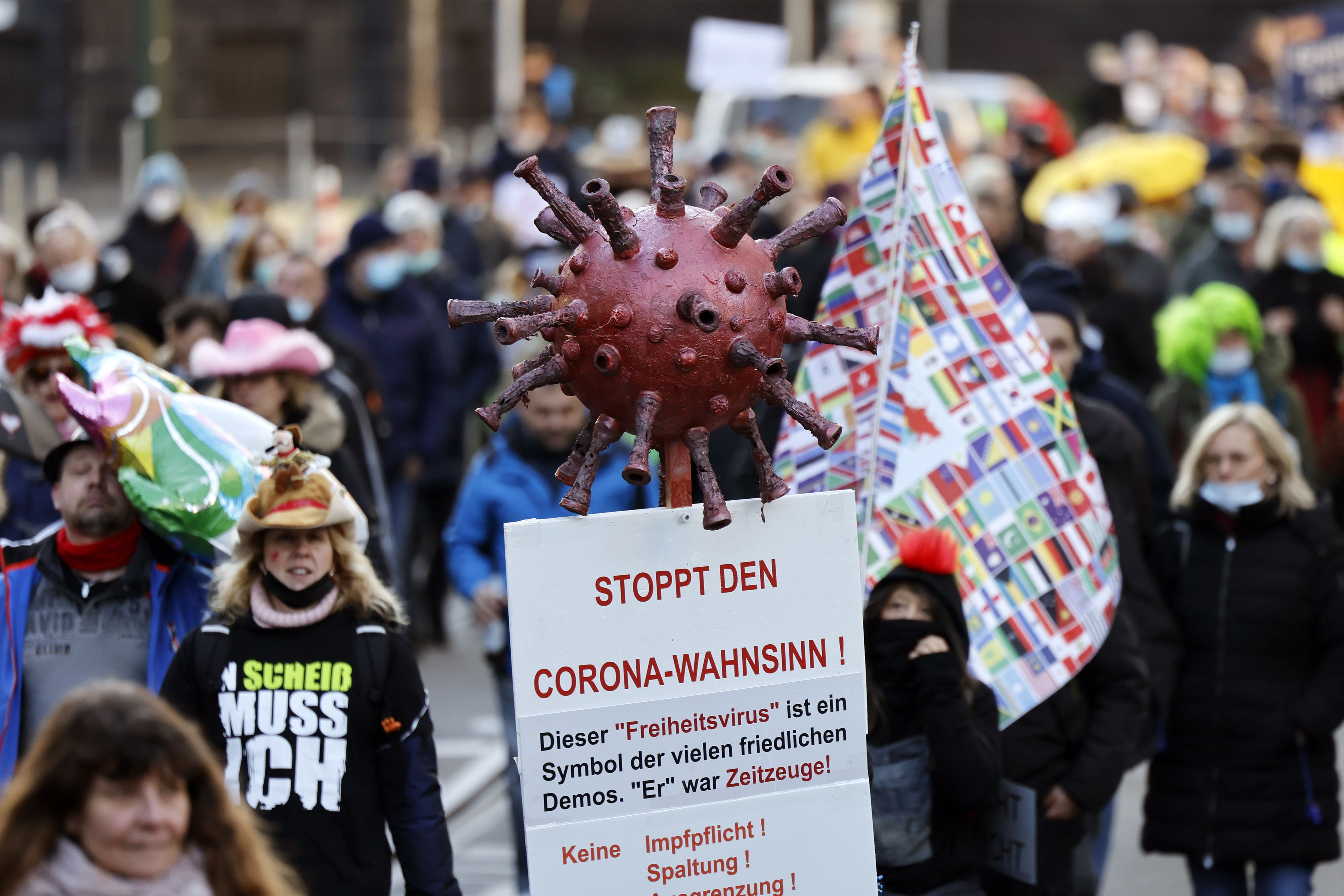 Download von www.picturedesk.com am 03.08.2022 (11:49).  ACT Coronademo in Düsseldorf -- Bei einer angemeldeten Demo unter dem Motto 'Freie Impfentscheidung, Herr Lauterbach!' demonstrierten Tausende Gegner einer Impfpflicht mit einem Spaziergang gegen die Corona-Maßnahmen der Bundesregierung und für eine individuelle Impfentscheidung, Grundrechte und 'unversehrte' Kinder - darunter auch viele Pflegekräfte, die wegen der Impfpflicht im Gesundheitsbereich ihren Job zu verlieren drohen. Düsseldorf, 26.02.2022 - 20220226_PD20373 - Rechteinfo: Rights Managed (RM)