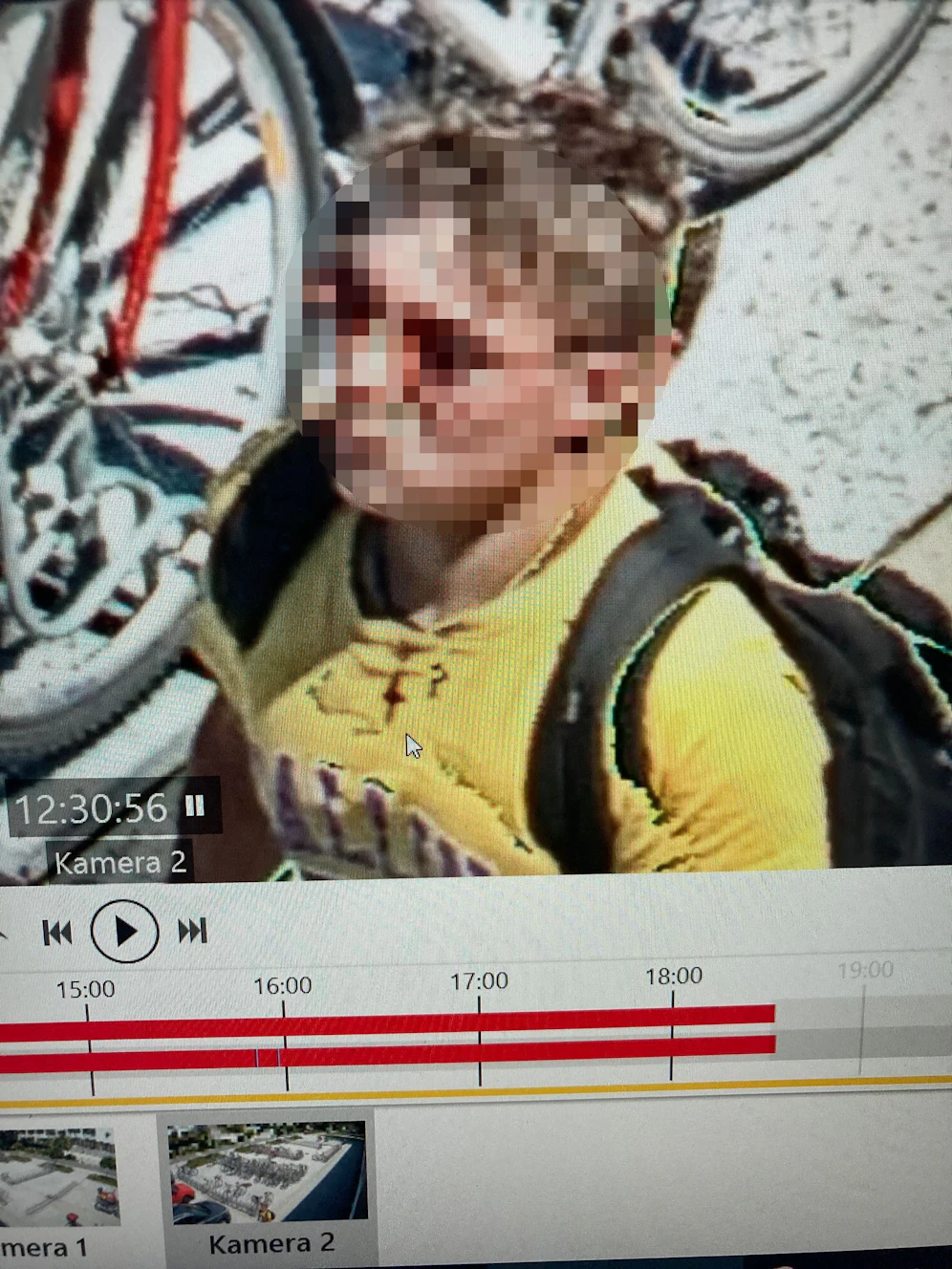 Die Polizei suchte mit zwei Aufnahmen aus einer Überwachungskamera nach diesem Mann.