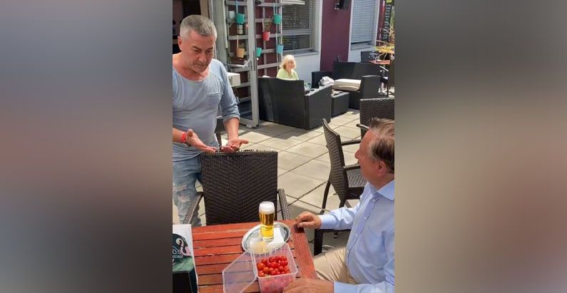 Richard Lugner wird auf TikTok von einem Kellner gerügt.