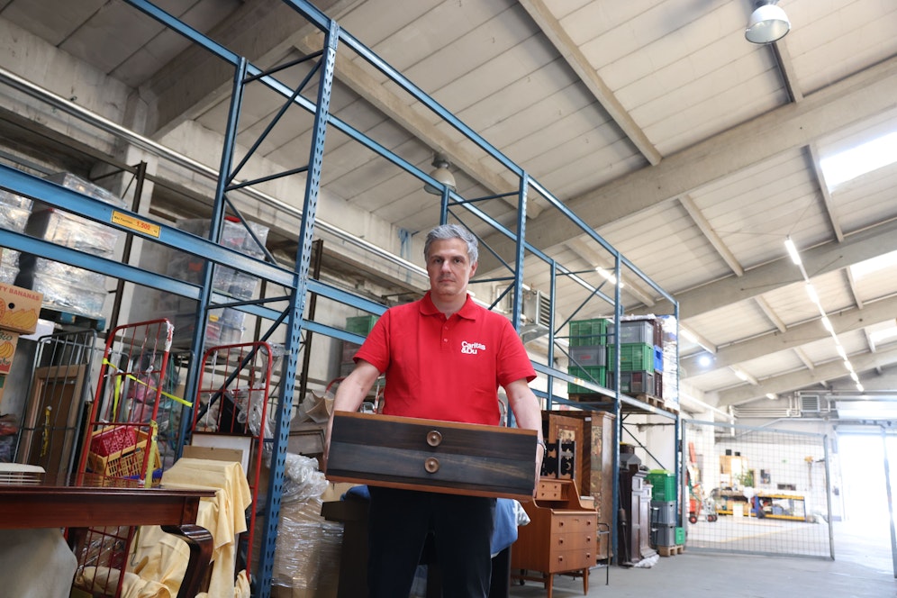 Leere Regale, wenig Spenden, dafür höhere Nachfrage: Davon berichtet Oliver Türkoglu. Er leitet den Bereich Sachspenden und Logistik der Caritas-Secondhand-Läden.