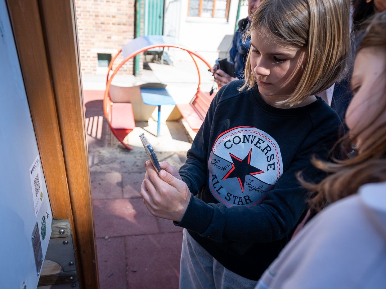 Wer die QR-Codes scannt, erhält Rätselfragen, Wegbeschreibungen, Fun-Facs und Daten zum Gemeindebau.