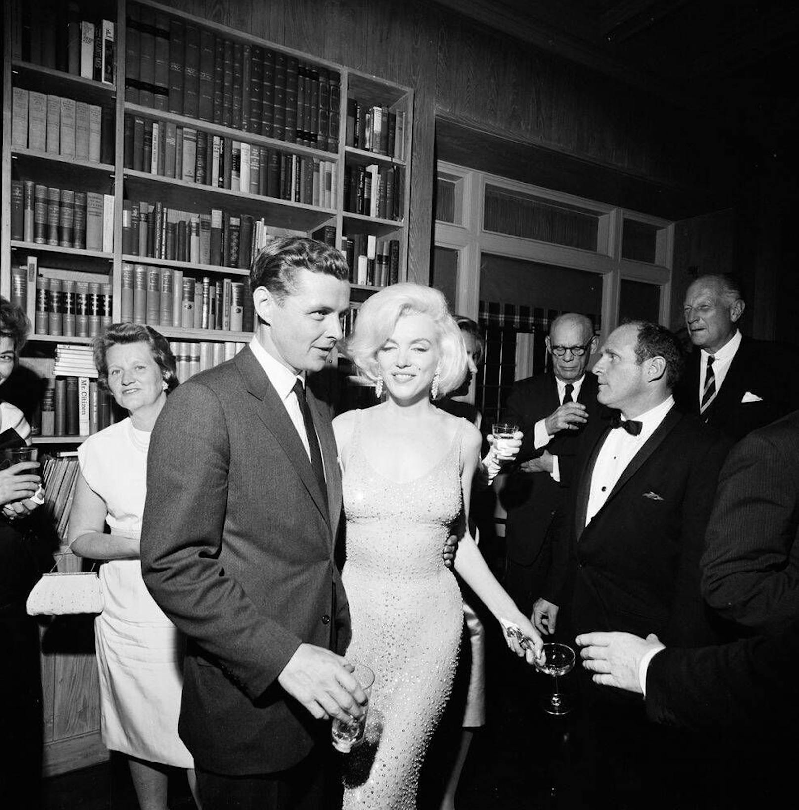 Marylin Monroe bei der Geburtstagsfeier für John F. Kennedy. Der letzte große Auftritt vor ihrem Tod 1962. Gerade deswegen ist dieses Kleid auch zu einer Ikone der Popkultur geworden.