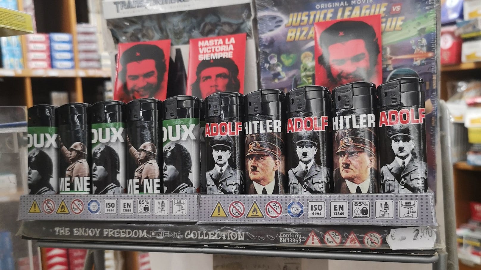Geschmacklos: Hitler-Feuerzeuge in einer italienischen Trafik