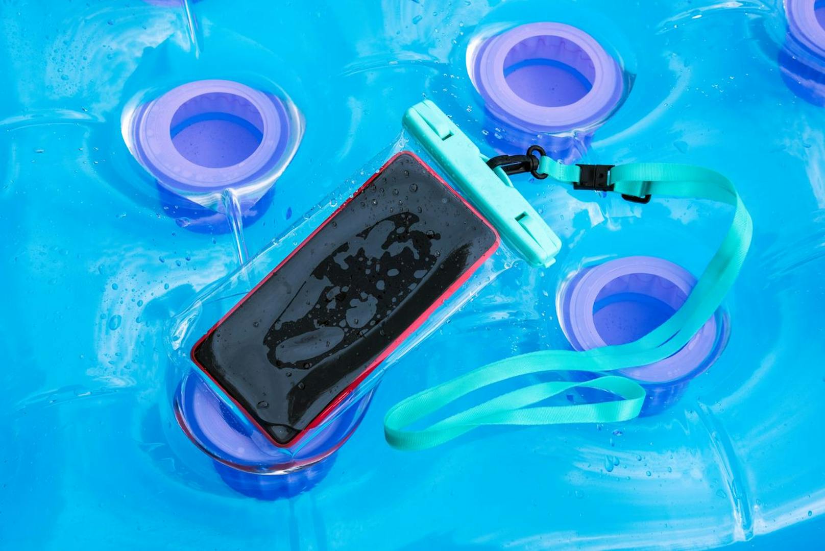 Eine extra-Schutzhülle für dein Handy ist immer ein Muss. Wenn es ans Meer geht, dann sollte eine wasserabweisende Handy-Tragetasche auch eingepackt werden.