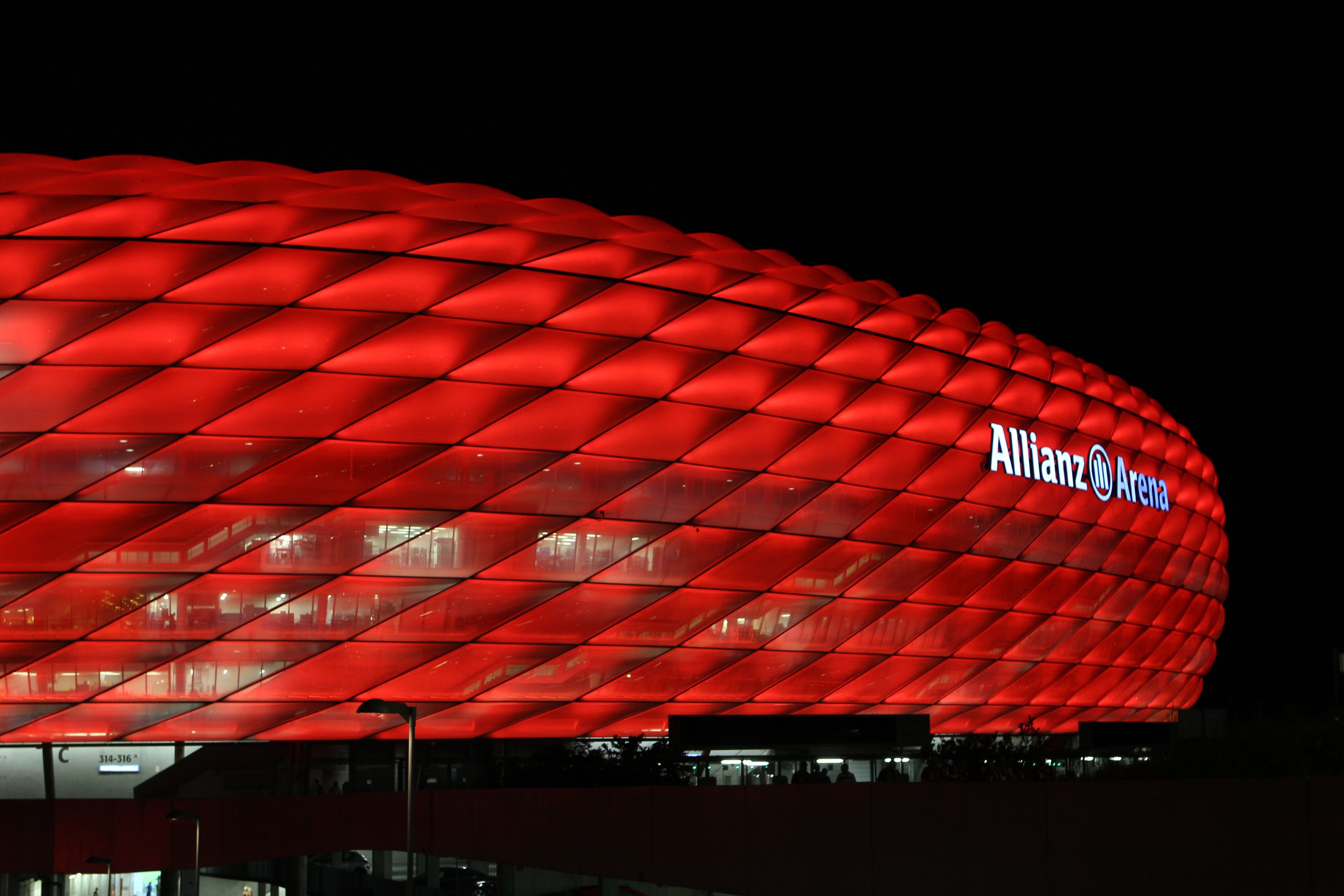 Die beleuchtete Allianz-Arena wird künfitg zur Rarität.