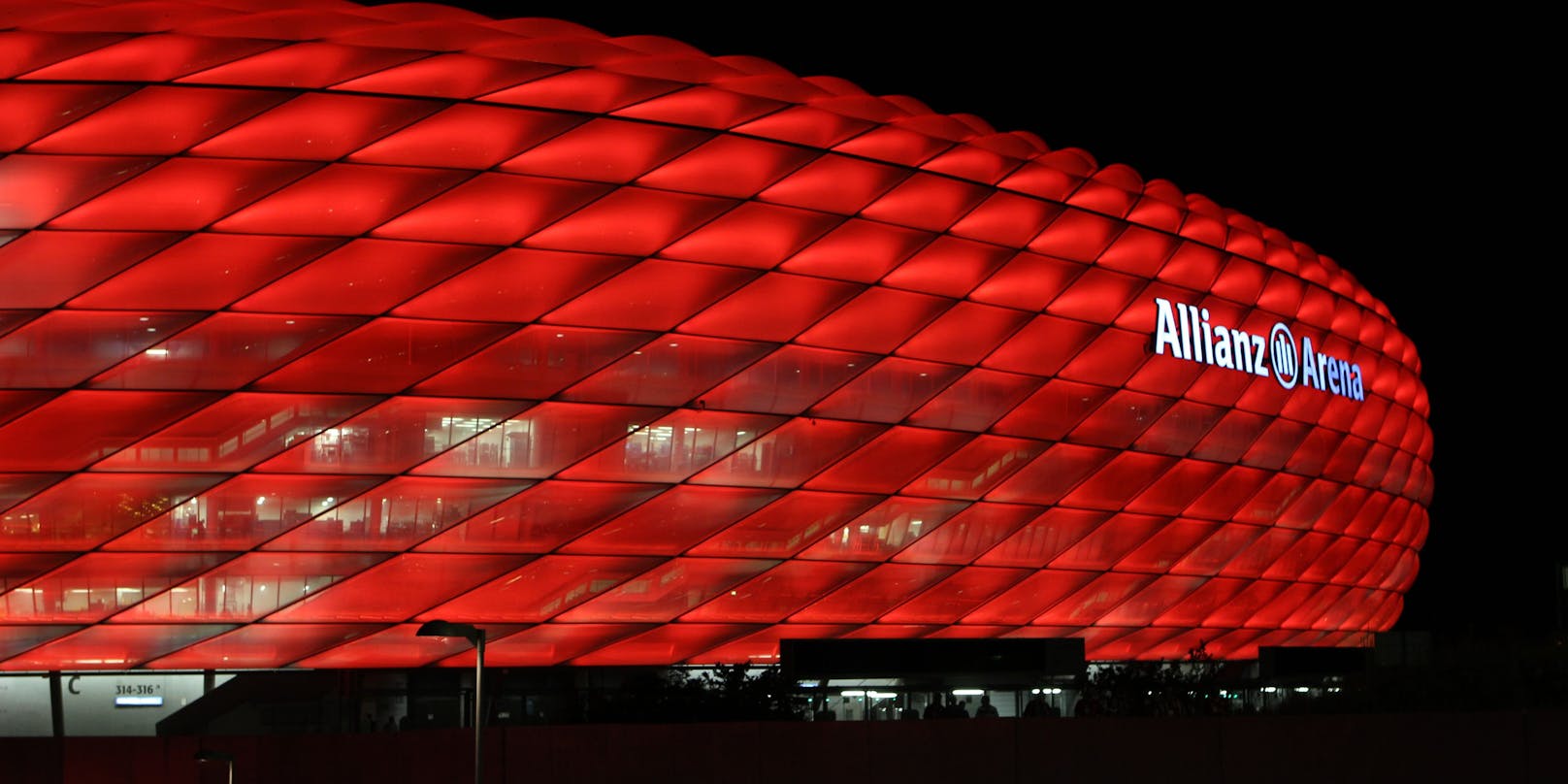 Die beleuchtete Allianz-Arena wird künfitg zur Rarität.