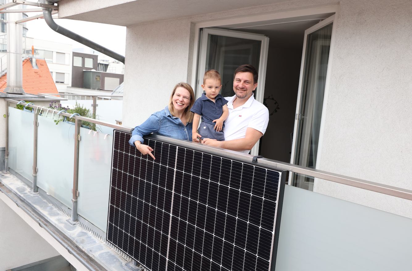 Sabine, Felix und Michael mit ihrem "Balkon-Kraftwerk". Rund 300 kW/h soll es erzeugen und so rund ein Viertel des Stromverbrauchs decken.