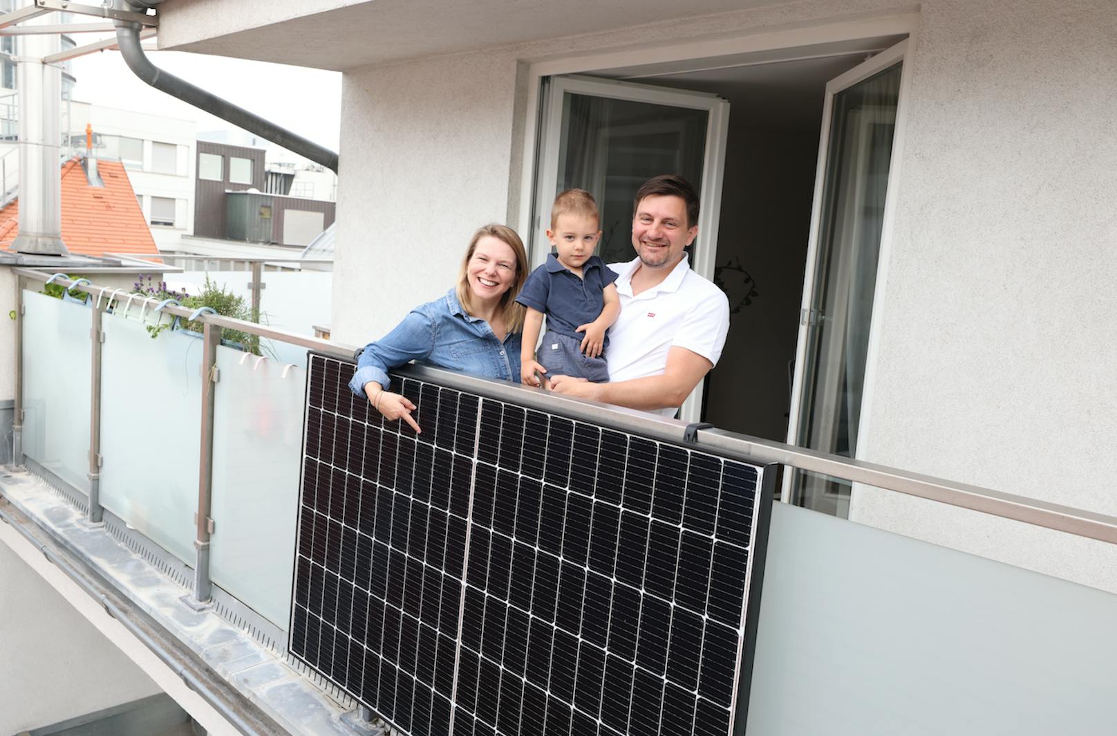 Sabine, Felix und Michael mit ihrem "Balkon-Kraftwerk". Rund 300 kWh soll ein Paneel erzeugen, ein zweites ist schon bestellt. Zusammen (=600 kWh) sollen sie rund ein Viertel des Stromverbrauchs (Anm.: 2.400 kWh) decken.