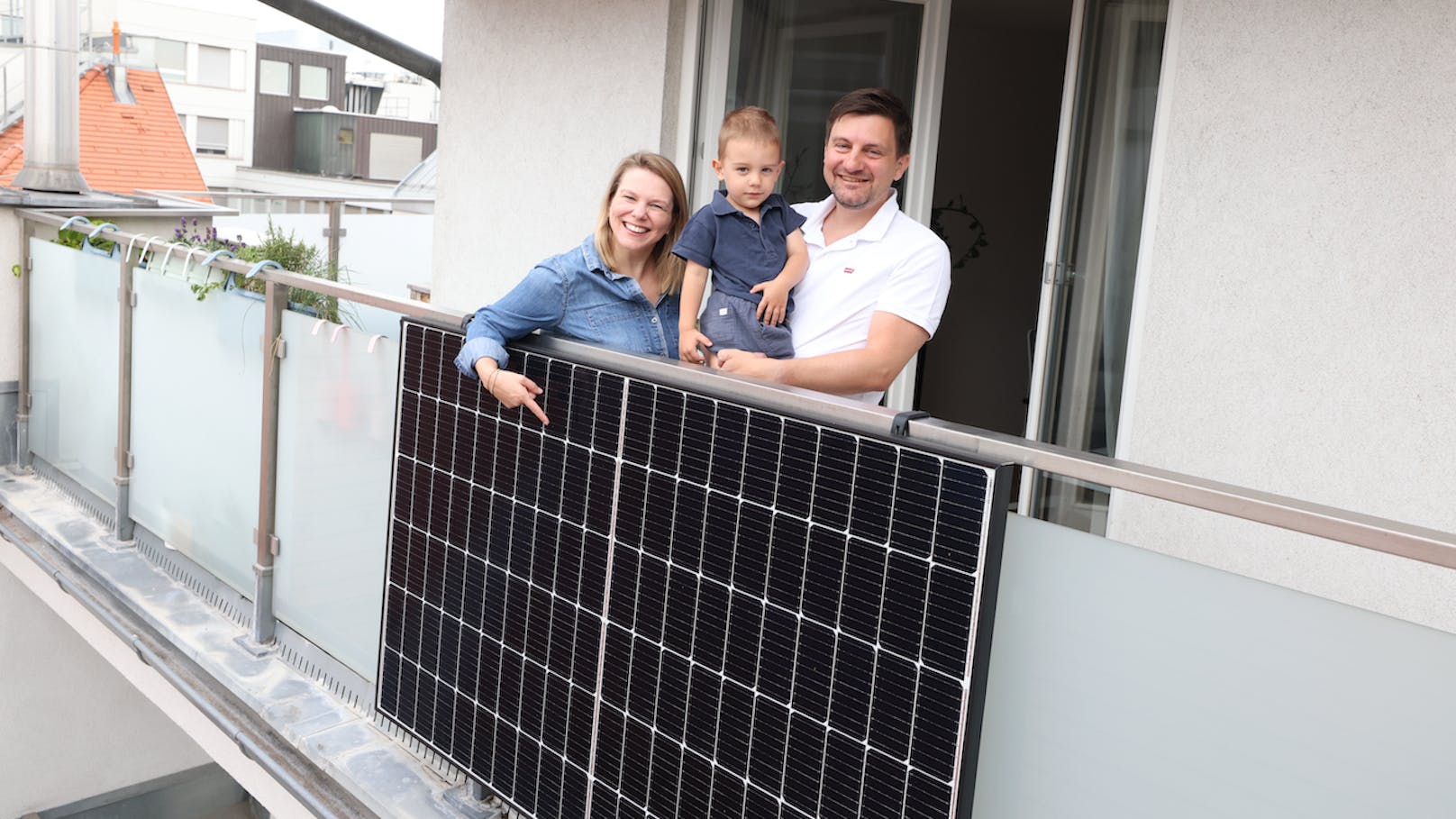 Sabine, Felix und Michael mit ihrem "Balkon-Kraftwerk". Rund 300 kW/h soll es erzeugen und so rund ein Viertel des Stromverbrauchs decken.