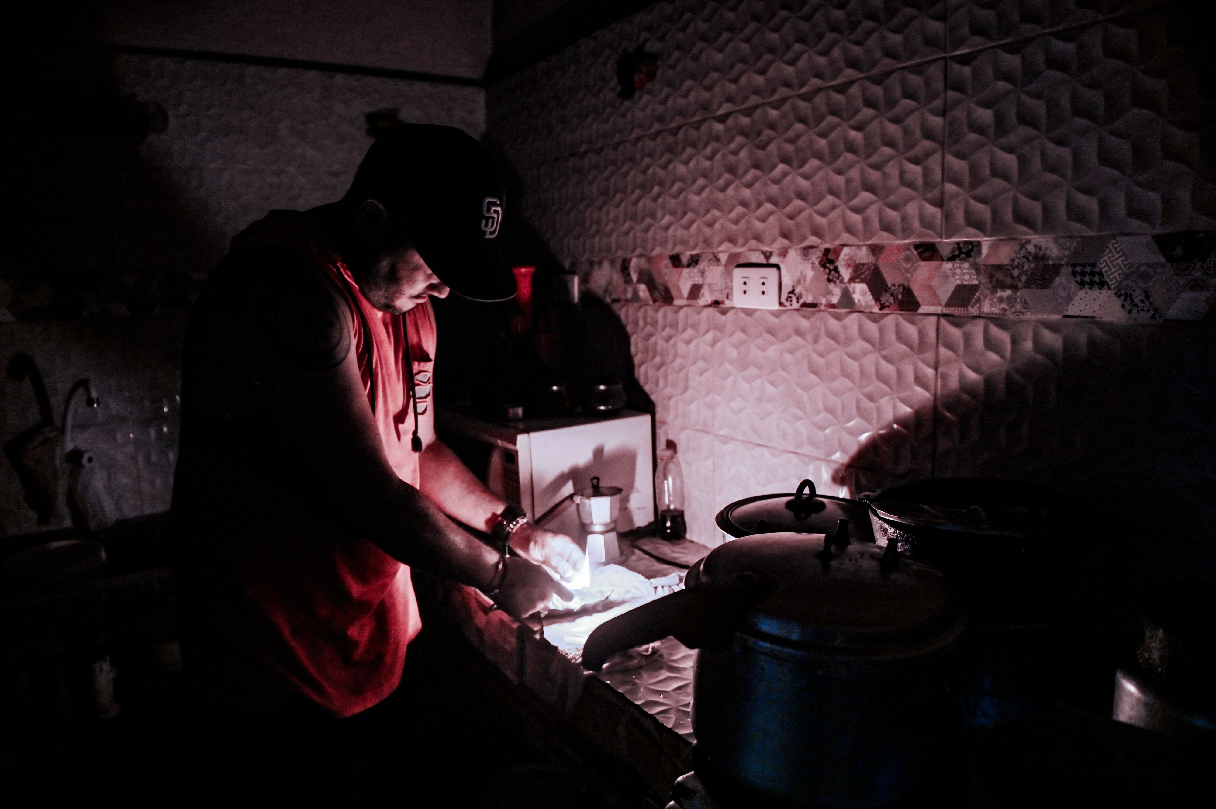 Download von www.picturedesk.com am 04.08.2022 (08:03).  A man lights a candle during a blackout in Havana, on May 25, 2022. - The main thermoelectric central of Cuba was reached Tuesday by a lightning that left it out of order, as the island suffers constant blackouts due to fails and maintenance works in several of its energy generation plants, the presidency informed. (Photo by YAMIL LAGE / AFP) - 20220525_PD19000 - Rechteinfo: Rights Managed (RM) Nur für redaktionelle Nutzung! Werbliche Nutzung erfordert Freigabe: bitte schicken Sie uns eine Anfrage.