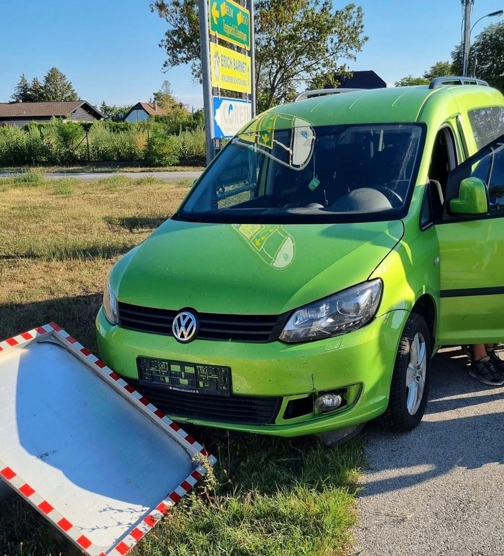 Der Caddy rammte die Laterne, diese stürzte in Folge um.