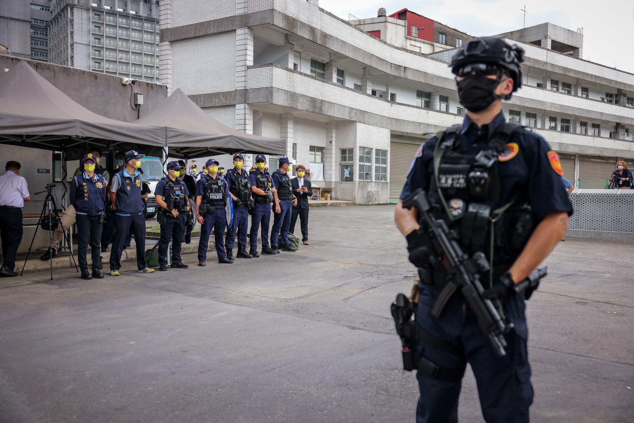 Ein taiwanesischer Polizist steht Wache vor der Ankunft von Nancy Pelosi. 