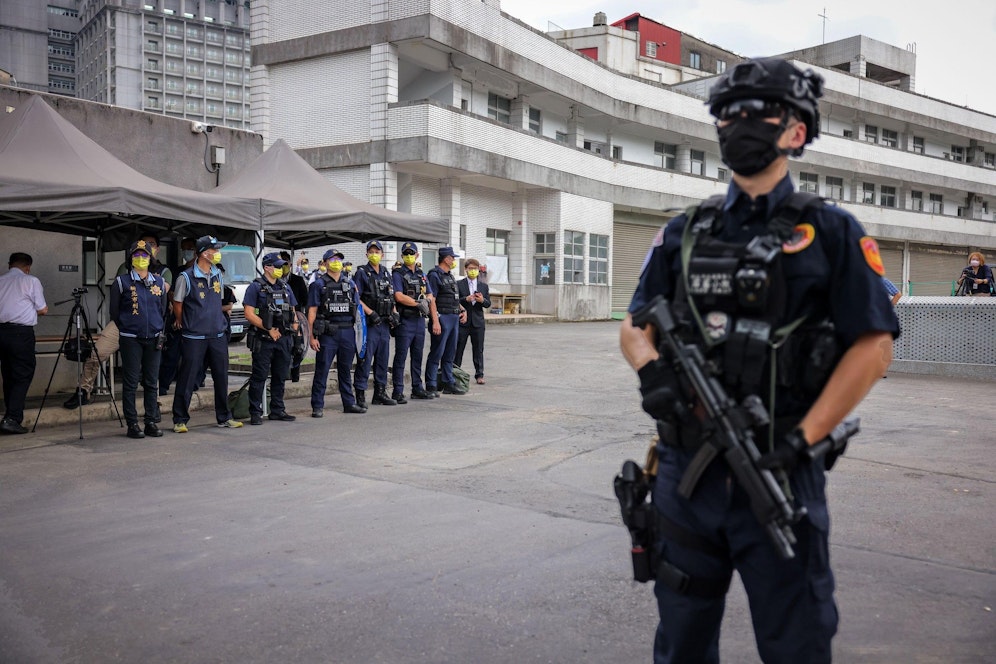 Ein taiwanesischer Polizist steht Wache vor der Ankunft von Nancy Pelosi. 