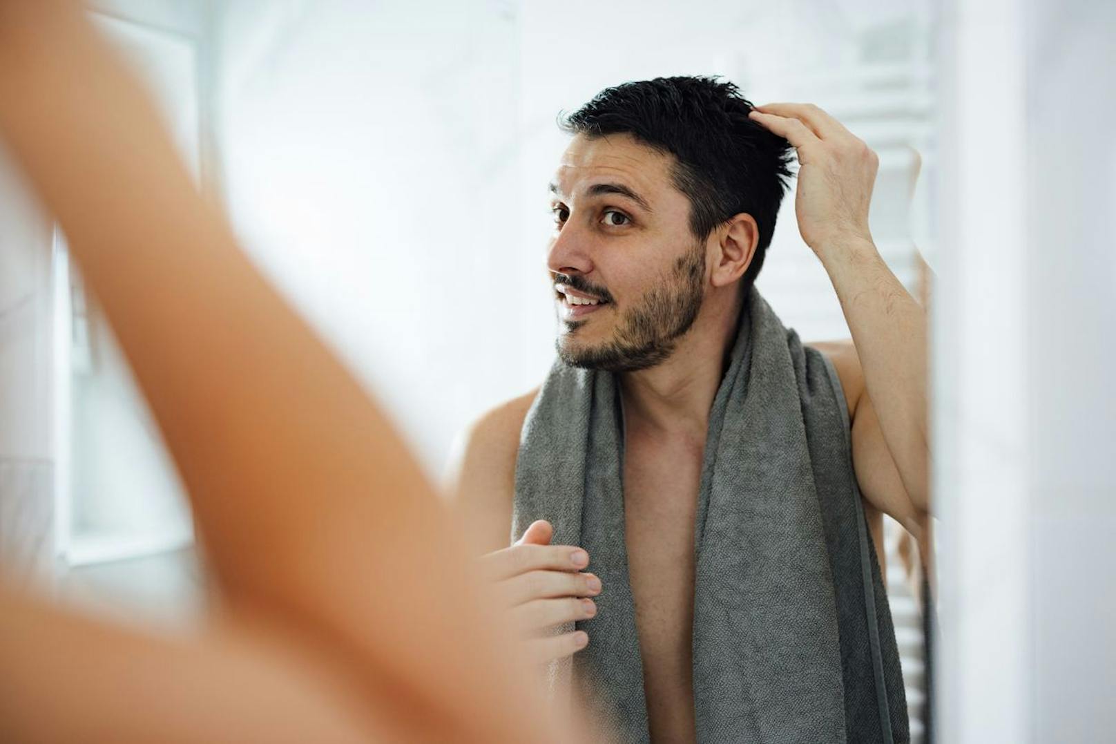 Womit trocknest du deine feinen Haare ab? Anstelle von Baumwolle solltest du deine empfindlichen Haare mit einem Bambushandtuch trocknen, da dieses sehr sanft zu feinem Haar ist. Statt dem Föhn solltest du die Haare auch einfach lufttrocknen lassen.