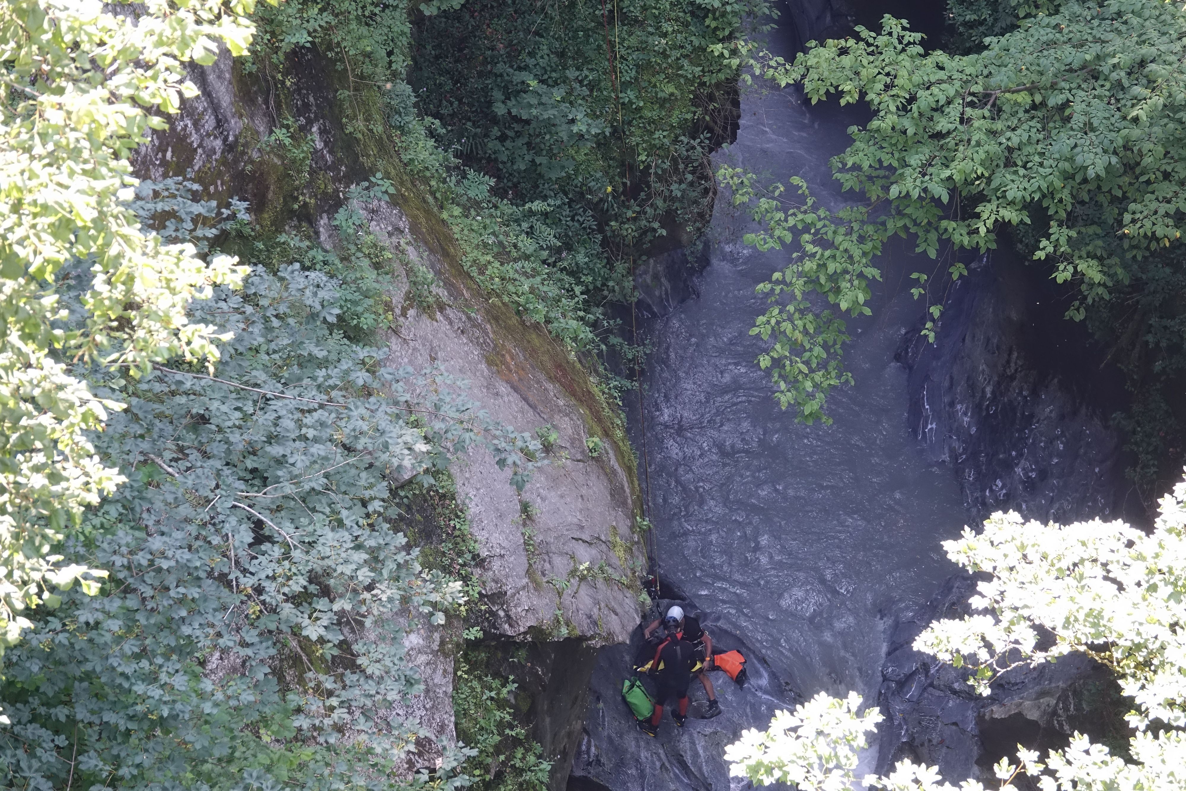 Es war kein Notausstieg möglich. Die Einsatzkräfte mussten den Mann retten.