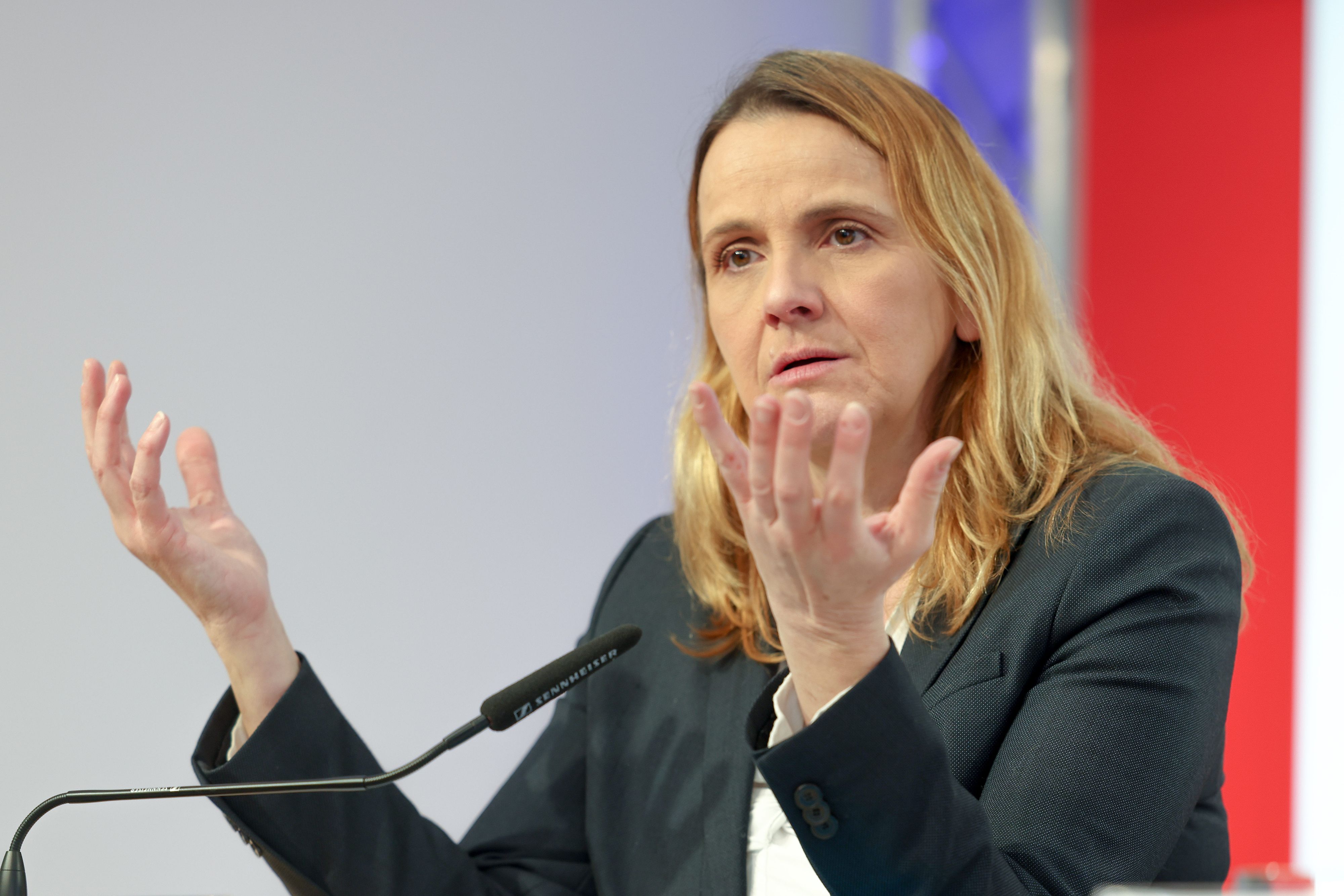 Download von www.picturedesk.com am 04.08.2022 (09:16).  <p>VIENNA, AUSTRIA - DECEMBER 30: Member of the National Council Dagmar Belakowitsch (FPOe) at Press conference - of FPOe - news on the OeVP corruption and repression system at FPOe-Media Center on December 30, 2021 in Vienna, Austria.</p>211230_SEPA_10_007 - 20211230_PD2126 - Rechteinfo: Rights Managed (RM)