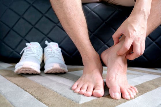Gönne deinen Füßen öfters frische Luft, denn auch ohne Schuhe und Socken lässt es sich gut und gesünder eben.