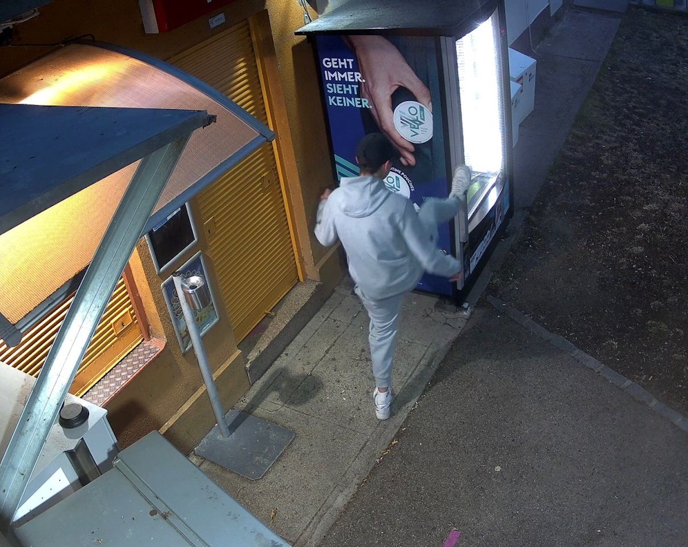 Neuer Tabakwarenautomat mehrfach beschädigt 