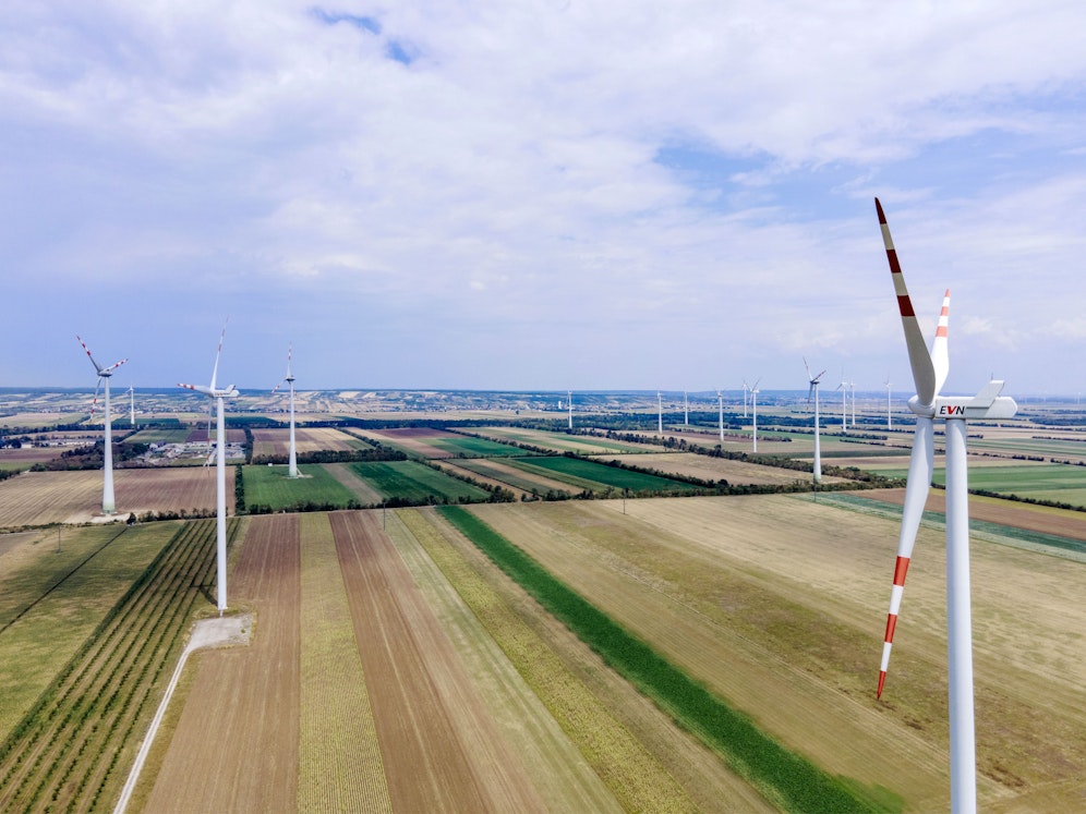 Die installierten Windräder verteilen sich sehr ungleich über Österreich. Während Niederösterreich und das Burgenland über die Jahre Hunderte Anlagen bauen ließen, gibt es im Westen noch keine einzige.