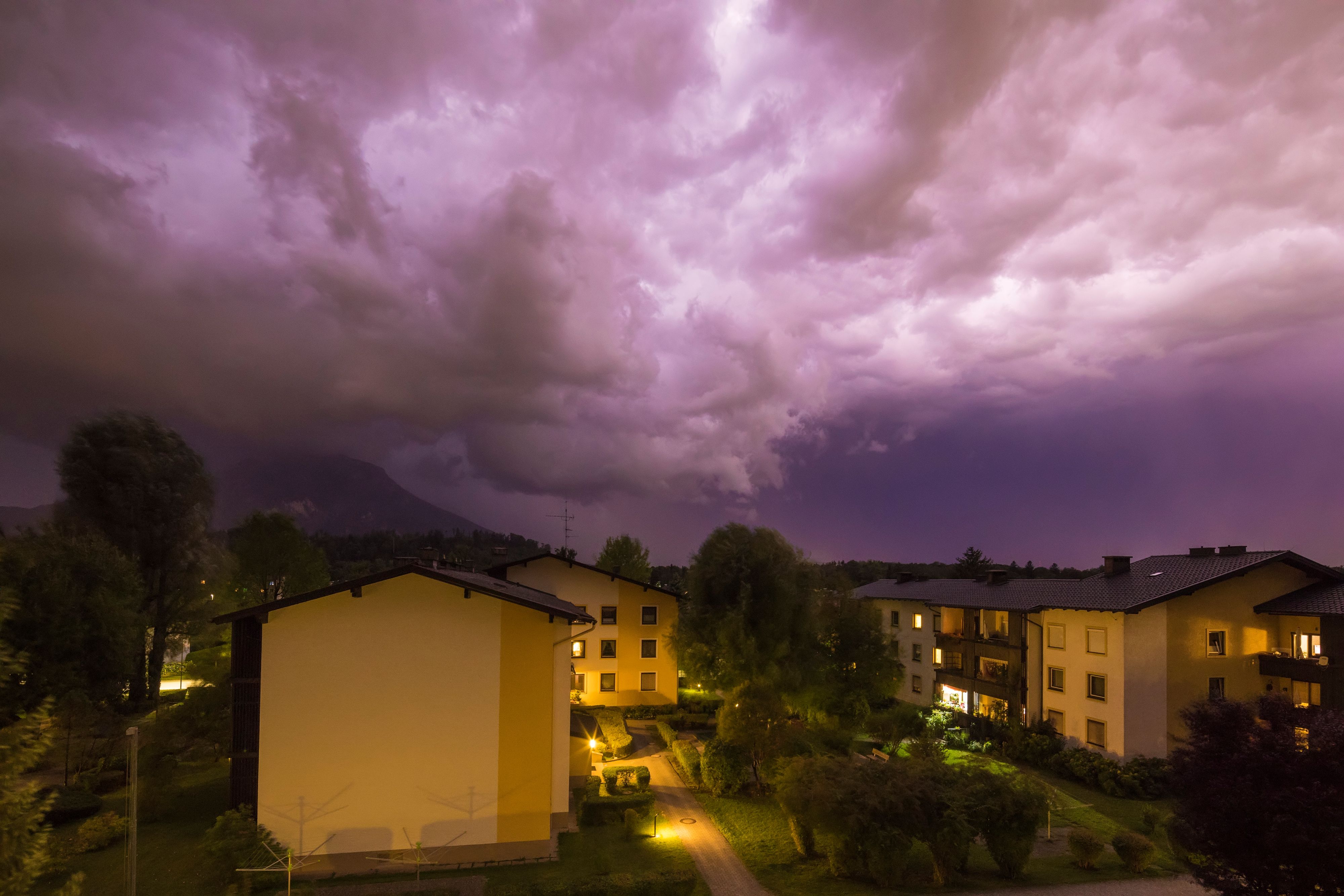 Die krachende Hitze hat jede Menge große Gewitterzellen im Gepäck.