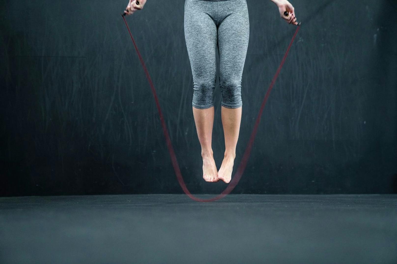 Seilspringen kann deine Sehnen elastischer machen und in die Hocke gehen sorgt für eine bessere Balance. Diese Übungen solltest du vor dem Laufen in Form eines Trainings unterbringen.