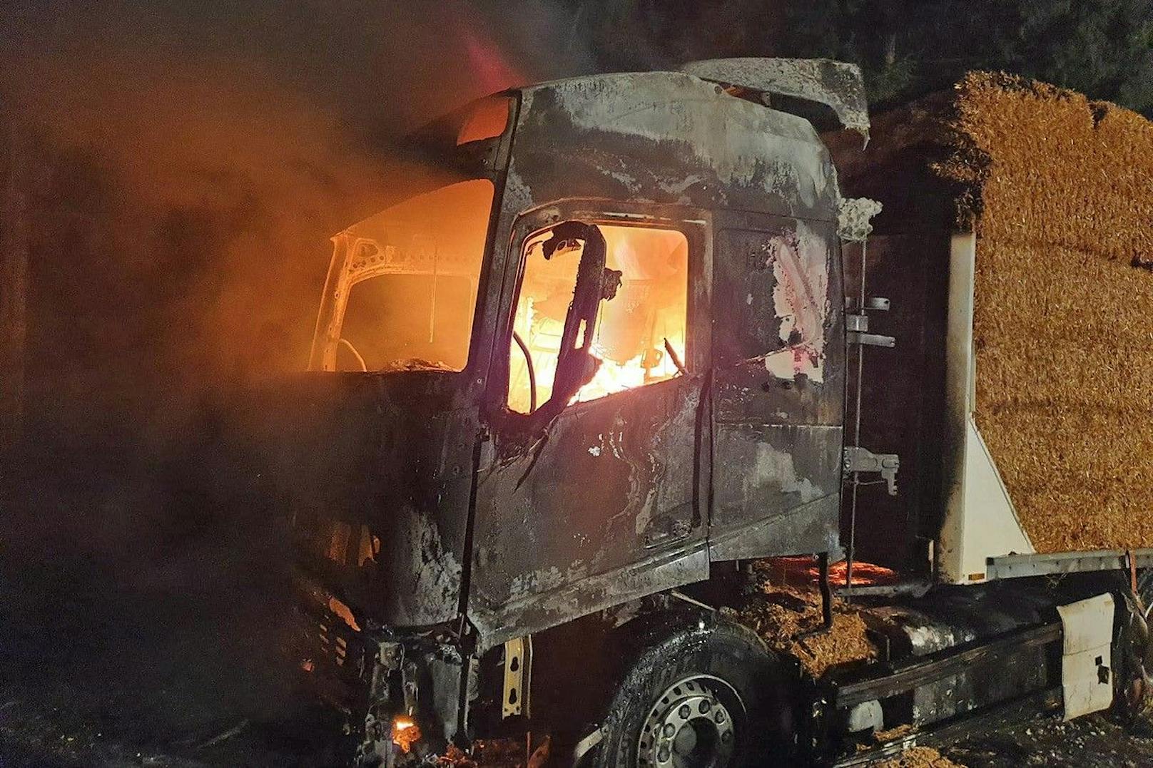 Lkw, Stroh & Wald brannten – Flammeninferno verhindert