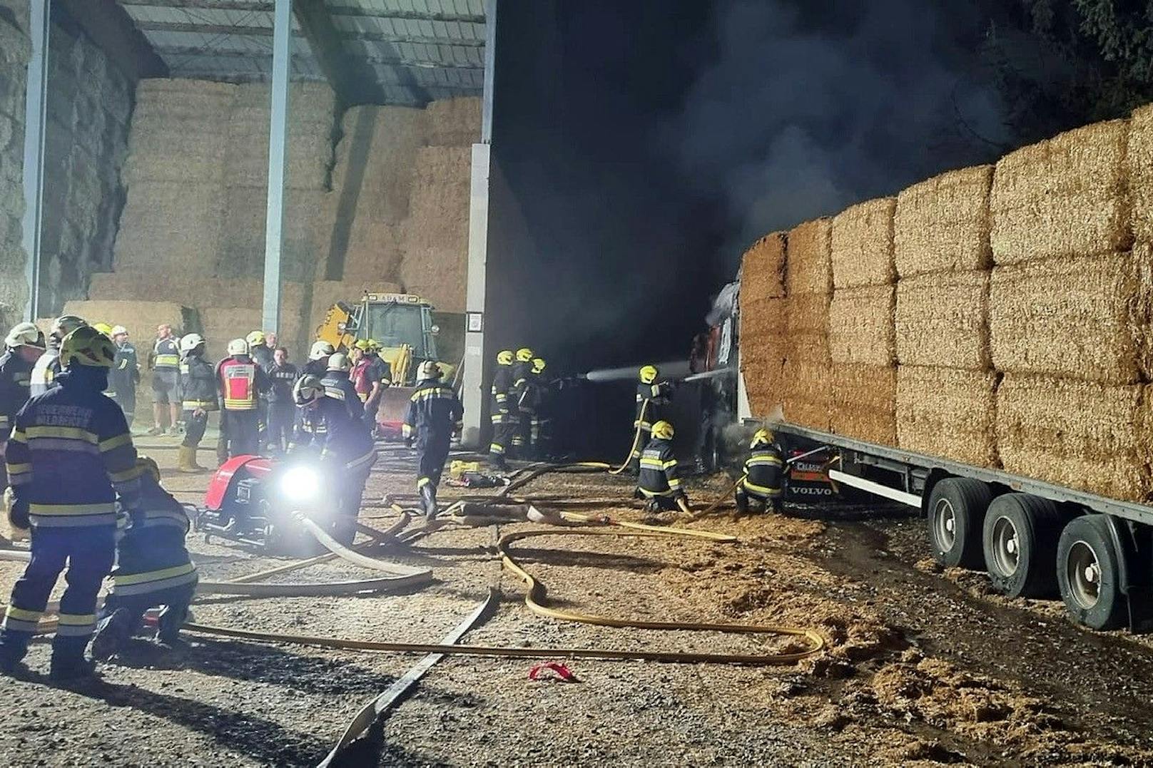 Landwirte halfen der Feuerwehr mit Vakuumfässern, die Wasserversorgung sicherzustellen.