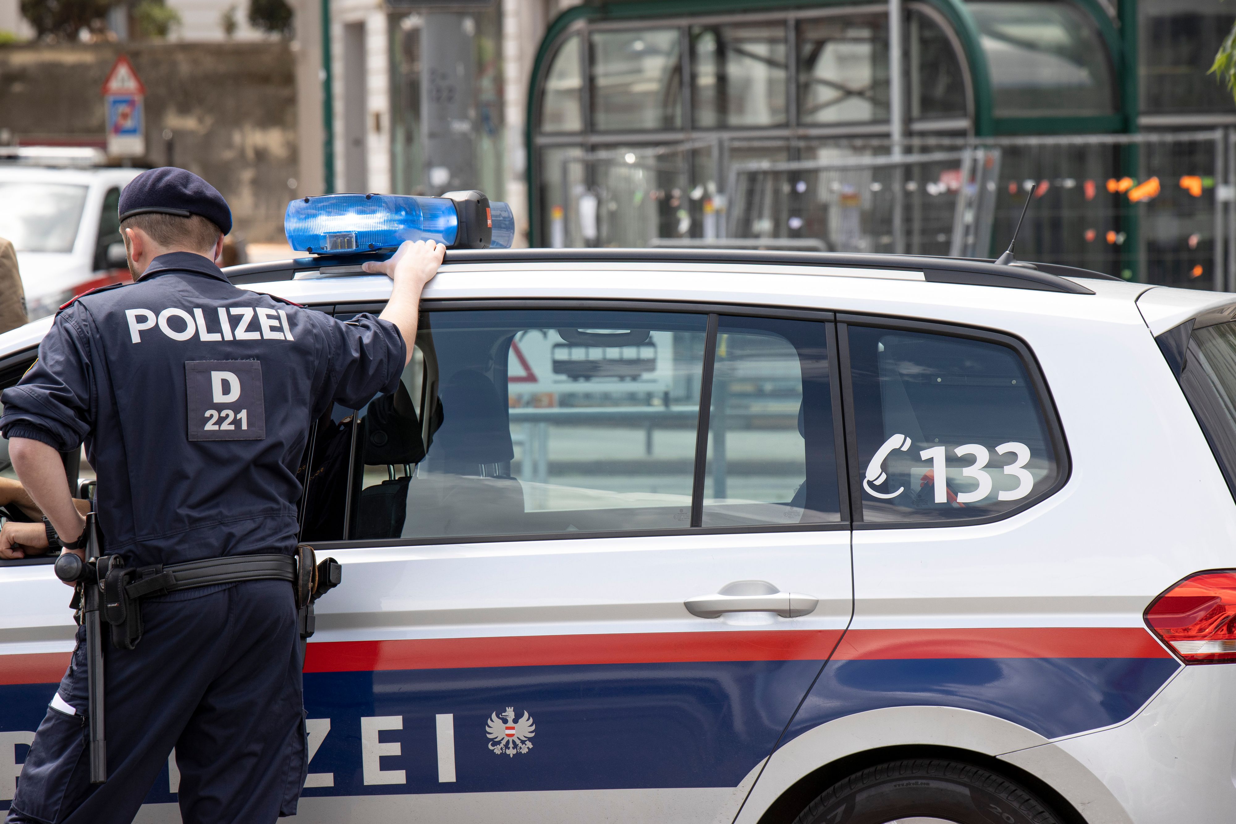 Download von www.picturedesk.com am 04.08.2022 (11:24).  Während einer Demonstration befindet sich die Wiener Polizei im Einsatz. Im Bild: Polizisten und Polizeifahrzeuge im Einsatz. Wien, Österreich. 28.05.2022 // Vienna police forces are in service during a demonstration. Picture: Police forces and vehicles. Vienna, Austria. May 28th, 2022 - 20220528_PD24595 - Rechteinfo: Rights Managed (RM)