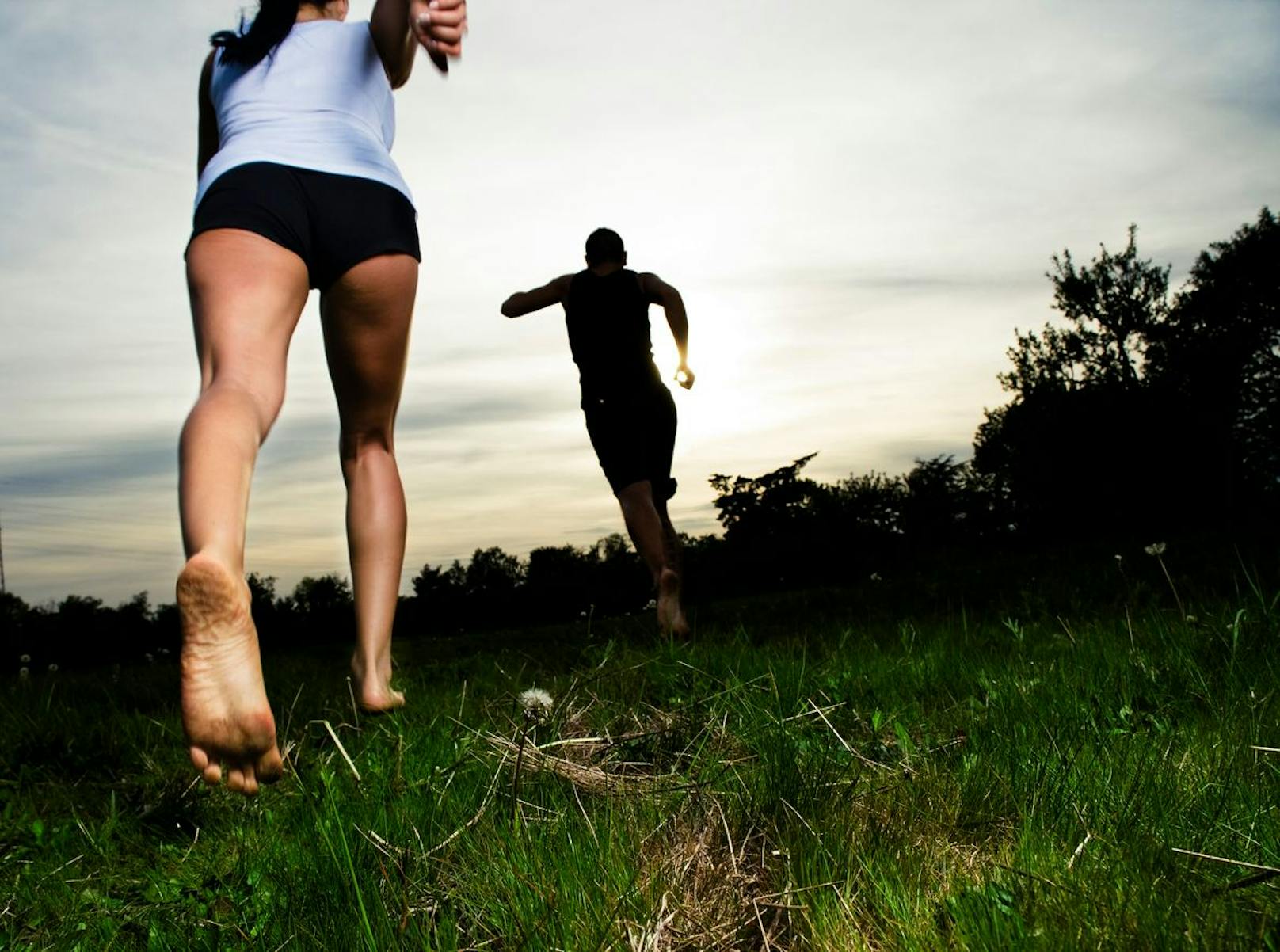 Laufe vorerst langsam auf Böden wie Erde und Gras. Danach kannst du langsam auf Steinchen rennen. Das Ziel ist, dass du dich mehr mit der Natur verbunden fühlst und dich mit mehr Achtsamkeit bewegst.