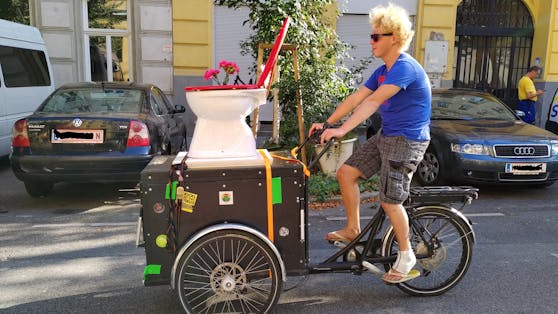 Beim "Heisl Bike Ride" am Freitag über den Wiener Gürtel werden Klimaaktivisten eine echte Toilette durch die Stadt kutschieren.