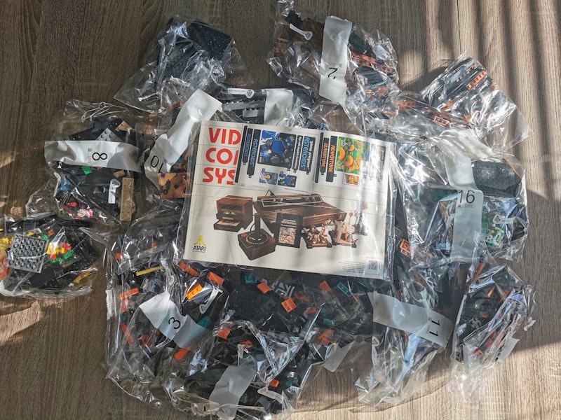 ...&nbsp;System und eine originalgetreue Nachbildung samt den vier Schaltern des 1980er-Modells. Besondere Merkmale des Sets sind außerdem der bewegliche Controller mit ...