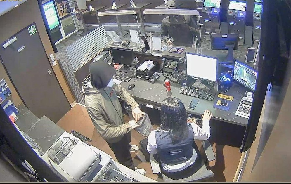 Die Täter bedrohten die Angestellte und forderten die Tageserlöse.