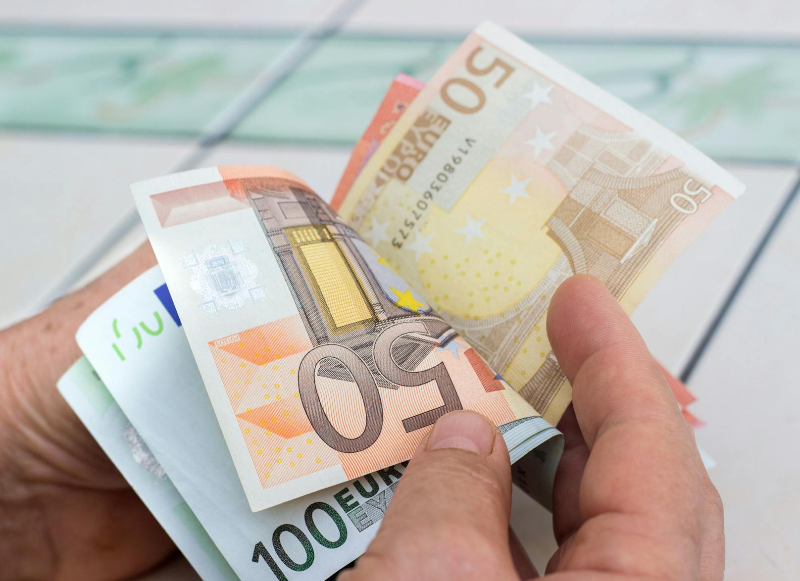 Der 500-Euro-Bonus flattert in viele Haushalte als Gutschein hinein.