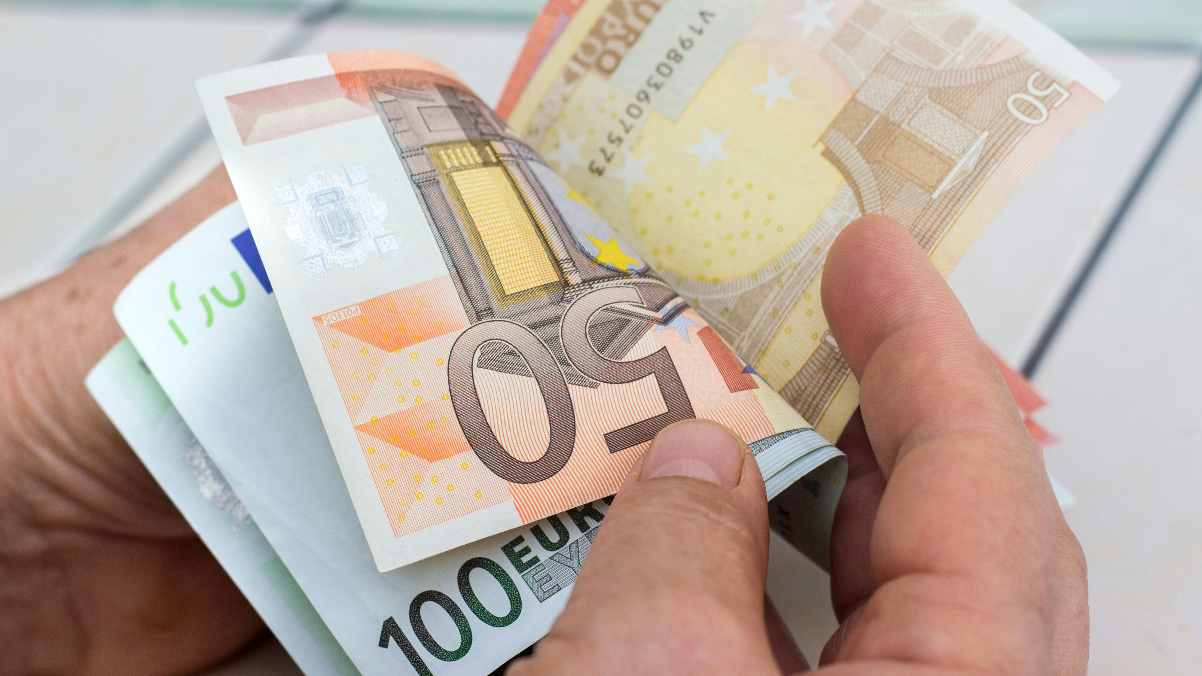 Der 500-Euro-Bonus flattert in viele Haushalte als Gutschein hinen.