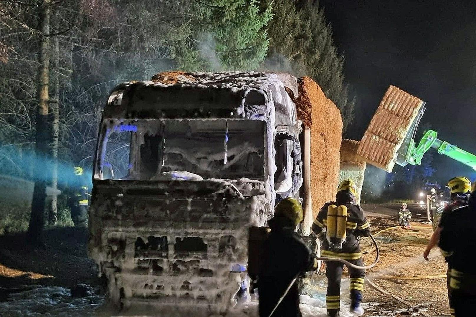 Das Feuer breitete sich auch auf die geladenen Strohballen ...