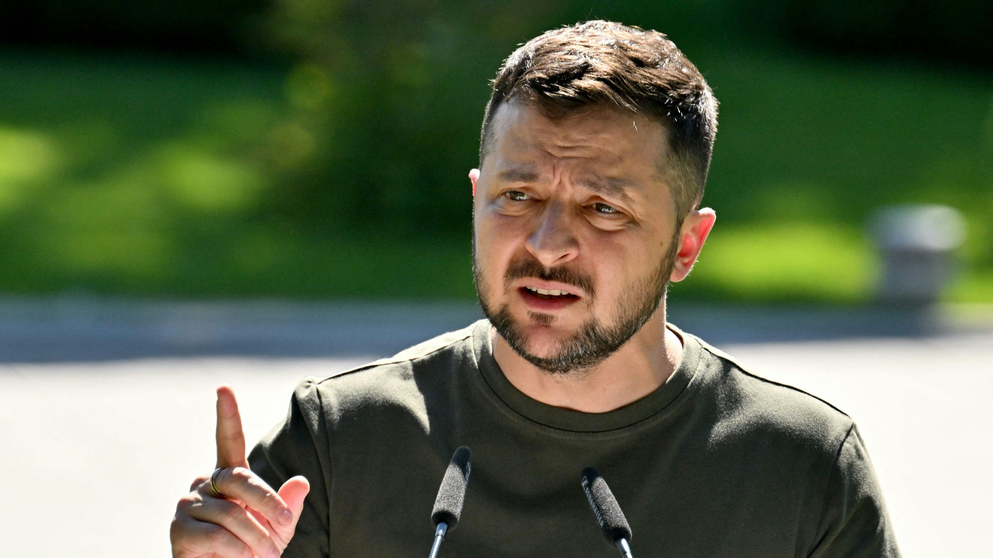 Download von www.picturedesk.com am 04.08.2022 (07:46).  Ukrainian President Volodymyr Zelensky delivers a statement during a joint press conference with Lithuanian President Gitanas Nauseda, following their meeting in Kyiv on July 28, 2022. (Photo by Sergei SUPINSKY / AFP) - 20220728_PD4002 - Rechteinfo: Rights Managed (RM) Nur für redaktionelle Nutzung! Werbliche Nutzung erfordert Freigabe: bitte schicken Sie uns eine Anfrage.