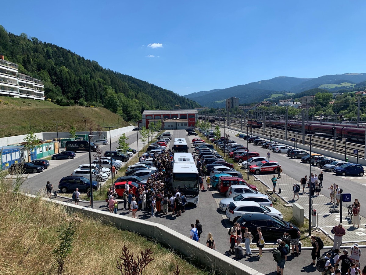 Hunderte Menschen müssen nun auf den Schienenersatzverkehr umsteigen.
