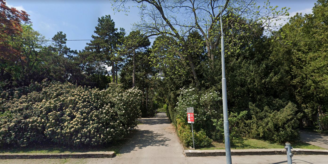 Ein mit Messern bewaffneter Mann im Wärhinger Park versetzte Passanten in Angst und Schrecken.