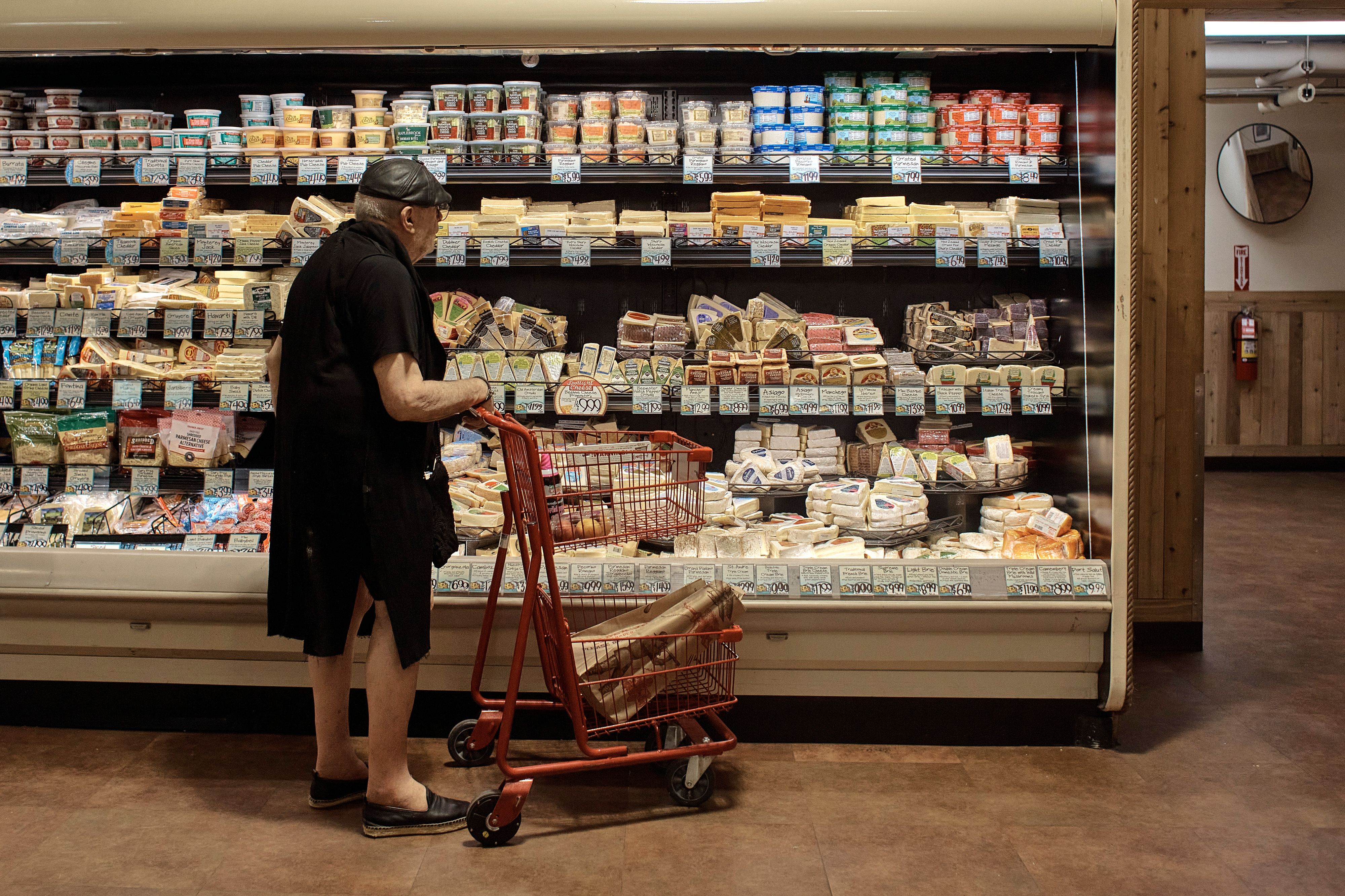 Download von www.picturedesk.com am 05.08.2022 (07:35).  A man shops at a supermarket on Wednesday, July 27, 2022, in New York. Higher mortgage rates have sent home sales tumbling. The Federal Reserve raised its benchmark interest rate by a hefty three-quarters of a point for a second straight time in its most aggressive drive in three decades to tame high inflation. By raising borrowing rates, the Fed makes it costlier to take out a mortgage or an auto or business loan. In turn, consumers and businesses will likely borrow and spend less, cooling the economy and slowing inflation. (AP Photo/Andres Kudacki) - 20220727_PD7201 - Rechteinfo: Rights Managed (RM)
