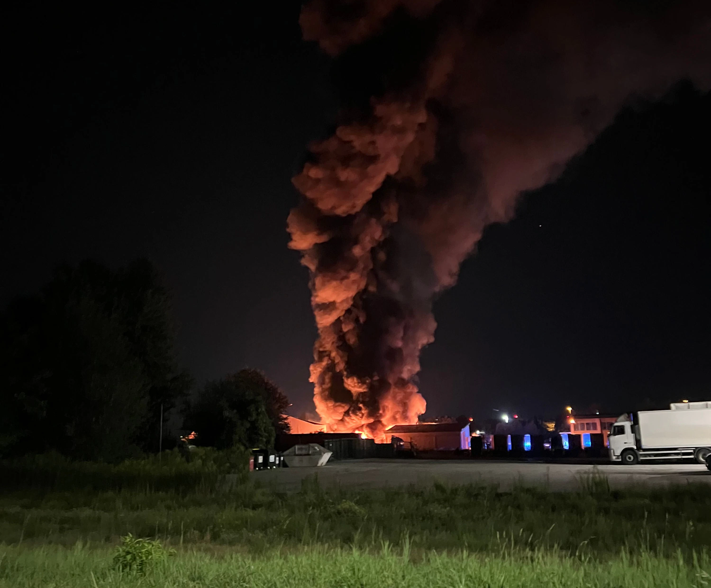 Feuer bei einem Entsorgungsunternehmen in Hörsching (OÖ)
