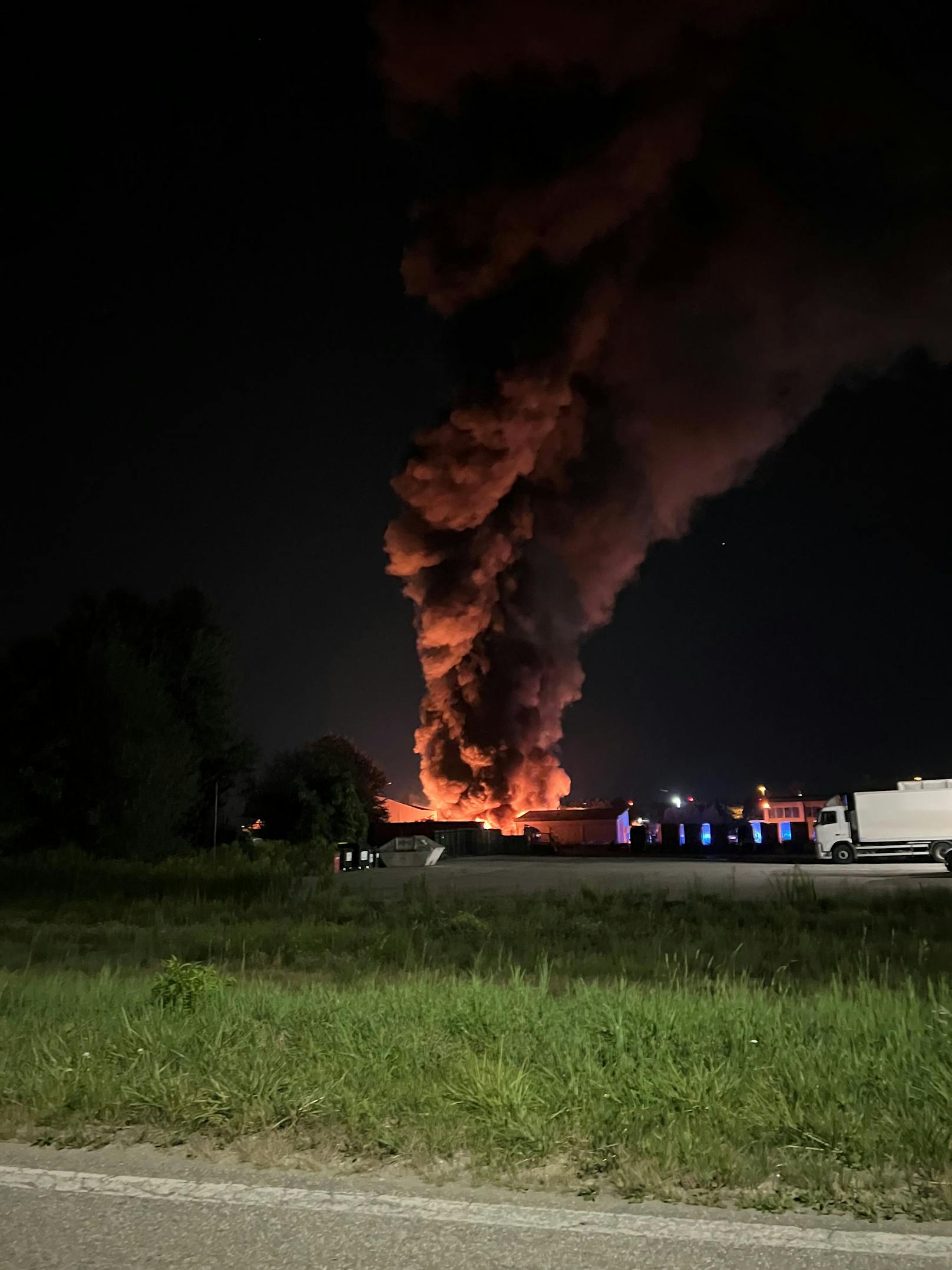 Entsorgungs-Firma in Brand – Großeinsatz für Feuerwehr