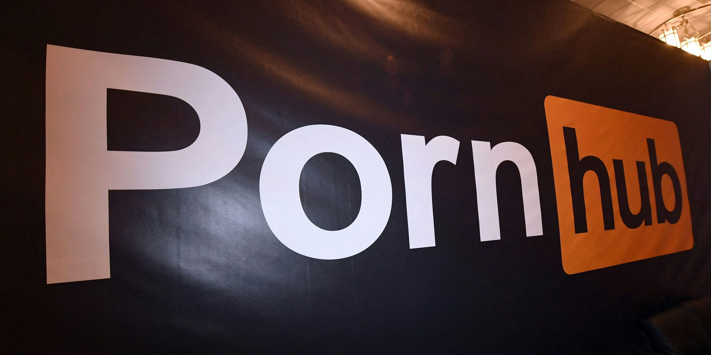 Download von www.picturedesk.com am 05.08.2022 (10:42).  (FILES) In this file photo a Pornhub logo is displayed at the company's booth at the 2018 AVN Adult Entertainment Expo at the Hard Rock Hotel & Casino on January 24, 2018 in Las Vegas, Nevada. - More than 100 victims of sexual exploitation, backed by 525 non-profit organizations, have asked Canadian authorities to criminally investigate the owner of Pornhub for facilitating and profiting from sexual abuses. In a letter sent to the government's Standing Committee on Access to Information, Privacy and Ethics last week they accuse Montreal-based MindGeek of violating child protection laws and distributing intimate images without consent. (Photo by Ethan Miller / GETTY IMAGES NORTH AMERICA / AFP) - 20180124_PD15021 - Rechteinfo: Rights Managed (RM) Fotografische Urheberrechte sind garantiert. Der Kunde selbst hat insbesondere die Persönlichkeitsrechte der abgebildeten Personen in eigener Verantwortung zu beachten (AGBs Punkt 5). Nur für redaktionelle Nutzung durch Tageszeitungen und Onlinemedien!