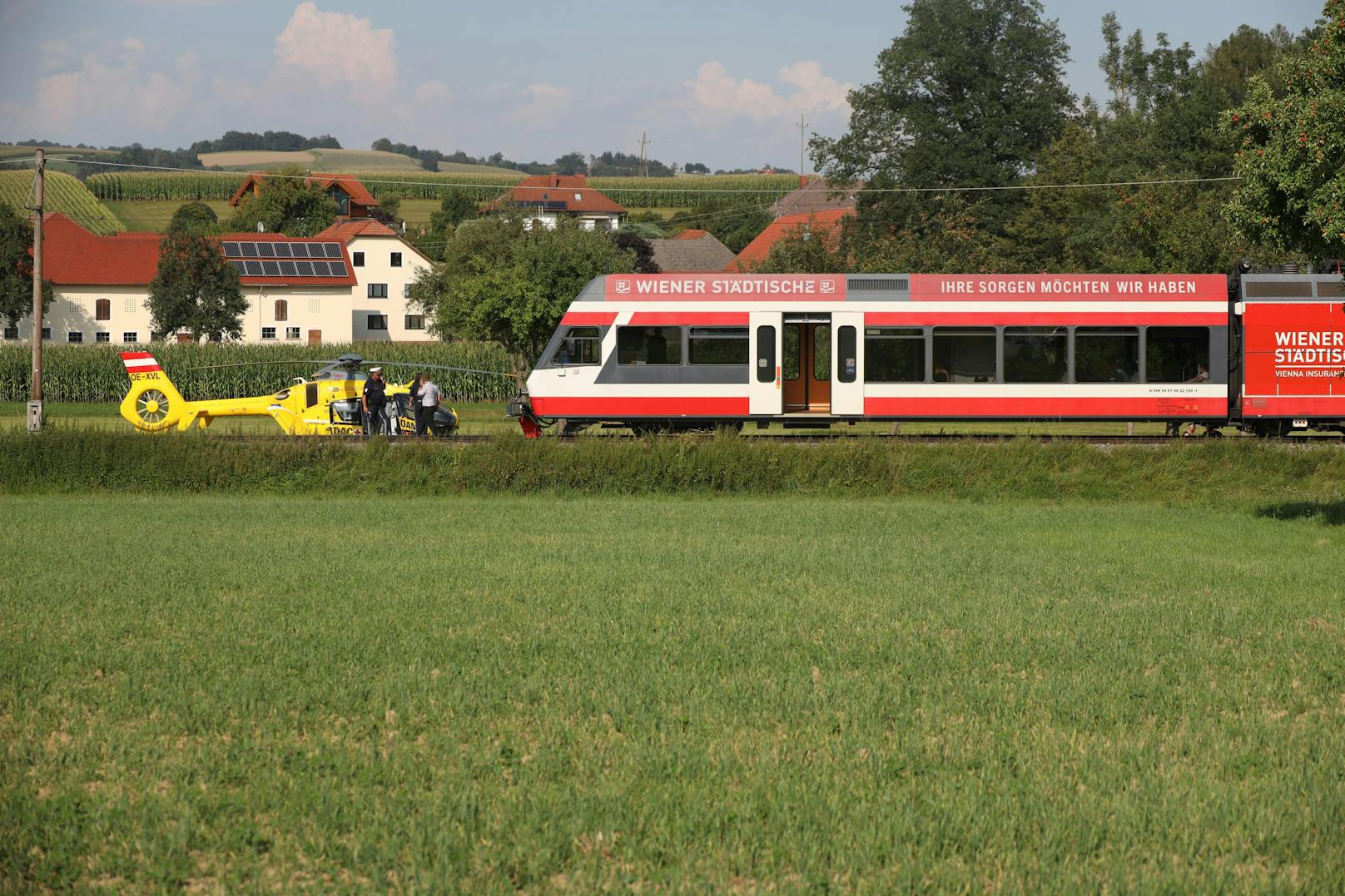 In Waizenkirchen ist es am Freitag zu einem tragischen Unfall zwischen einem Moped und einem Zug gekommen. – für eine Jugendliche kam jede Hilfe zu spät.