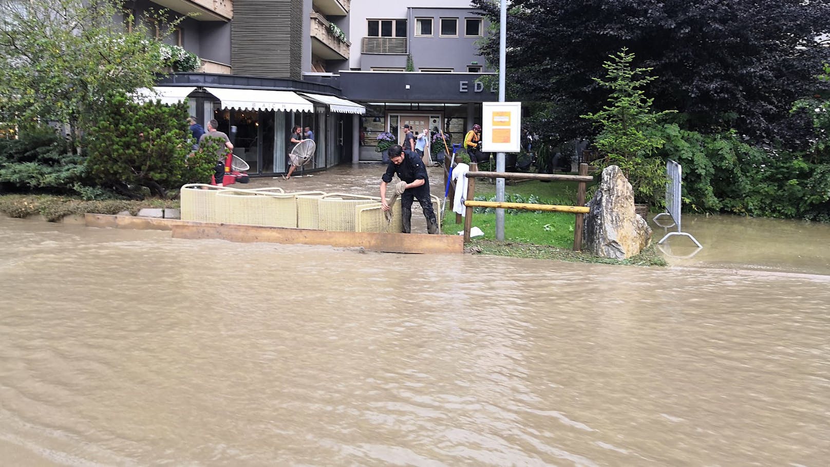 Gerlos-Unwetterlage-Überflutung/Überschwemmung-Fotocredit: ZOOM.TIROL 