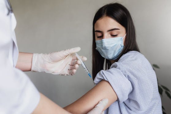 Für Personen mit einem gesunden Immunsystem ist ab fünf Jahren eine dritte Impfung ab sechs Monate nach der zweiten Impfung empfohlen.