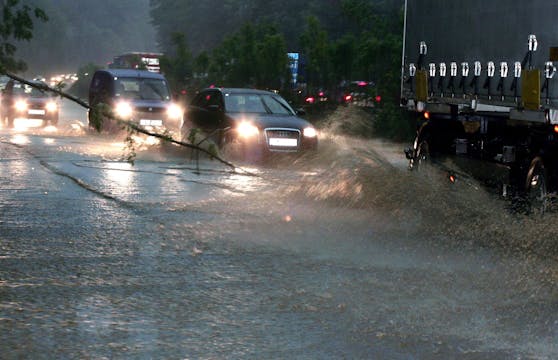 Kräftige Gewitter kommen – Experten warnen jetzt vor allem die Verkehrsteilnehmer.