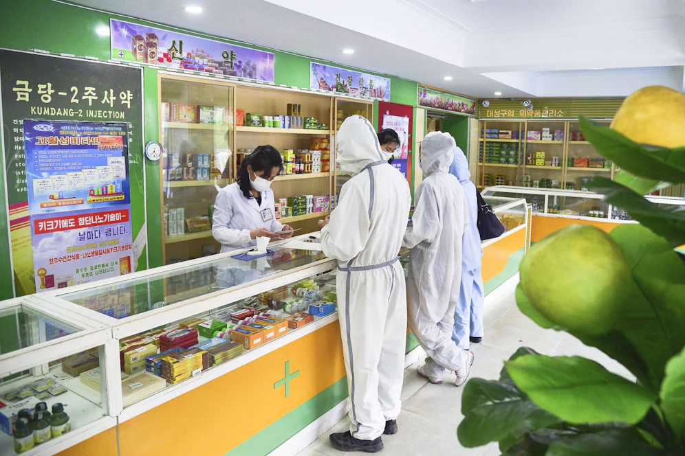 Bilder aus einer Apotheke in Nordkorea vom Mai 2022: Die Schutzmaßnahmen gegen das Coronavirus sind omnipräsent.