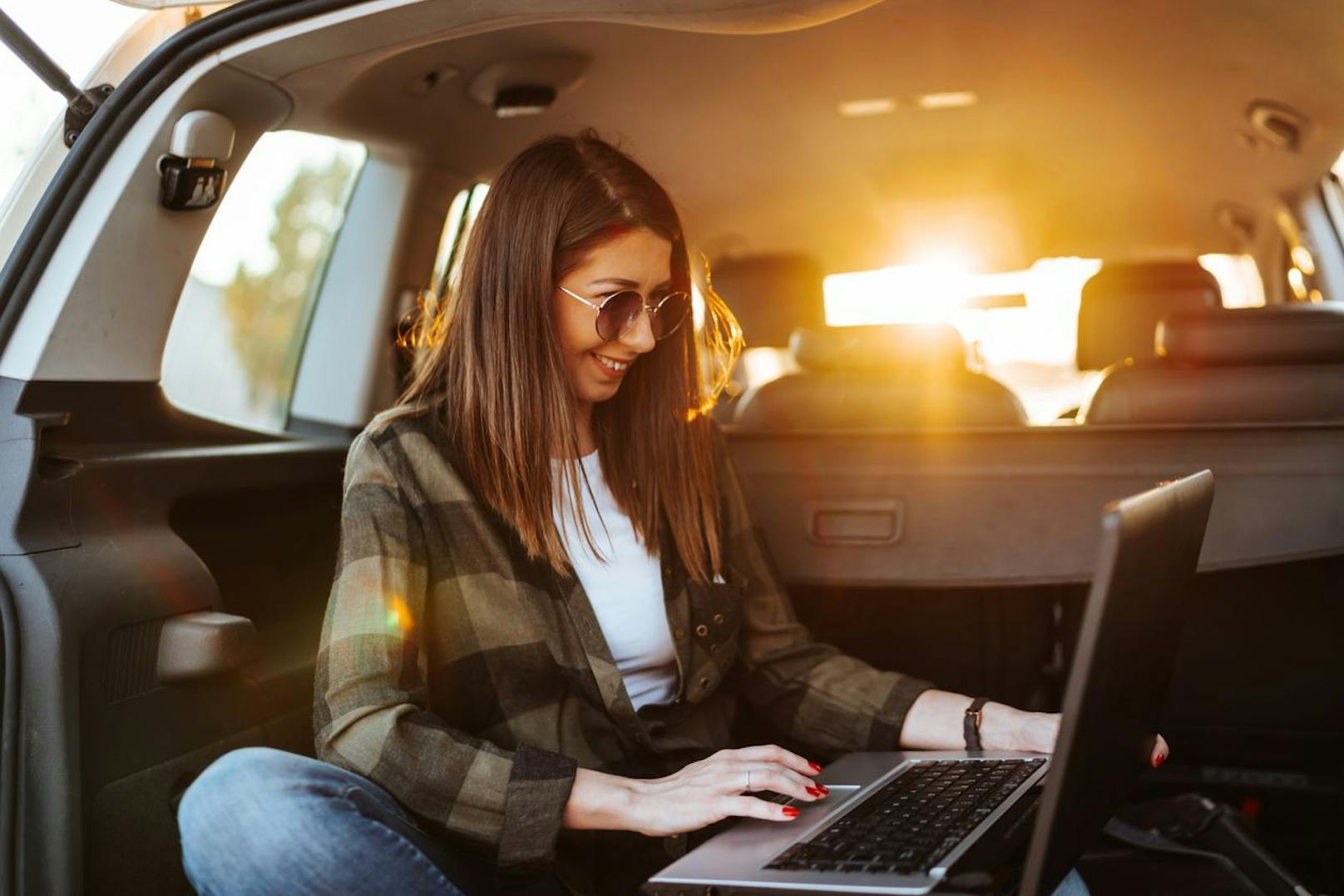 Wenn du deinen Laptop kurz liegen lassen musst, dann bitte nicht im heißen Auto. Um der starken Hitze zu entweichen kann du das Gerät kurzweilig im Kofferraum verstauen.